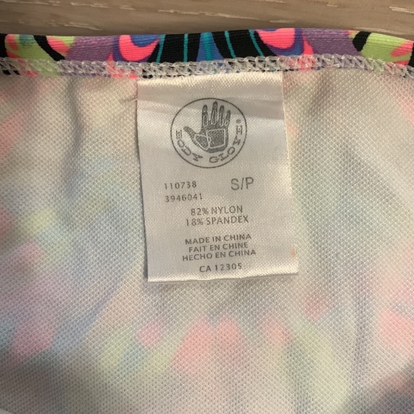 Body Glove Bikini Top.  DD cup Like New - Picture 6 of 8